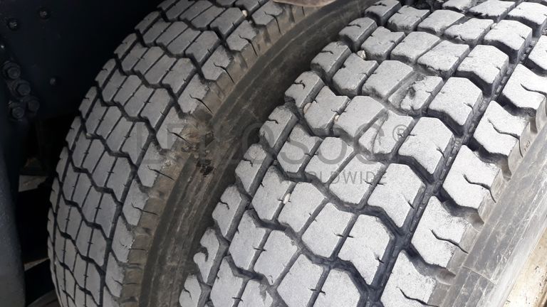 Scania 93M com báscula e grua