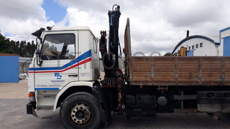 Scania 93M com báscula e grua