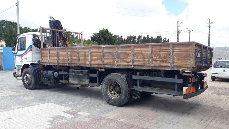 Scania 93M com báscula e grua