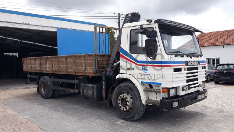 Scania 93M com báscula e grua