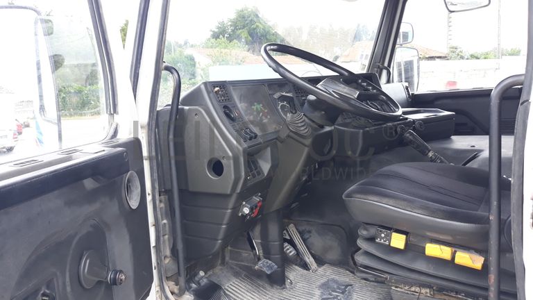 Scania 93M com báscula e grua