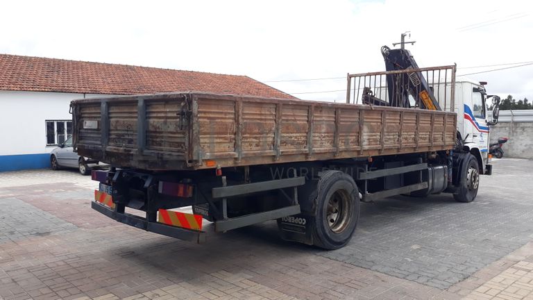 Scania 93M com báscula e grua