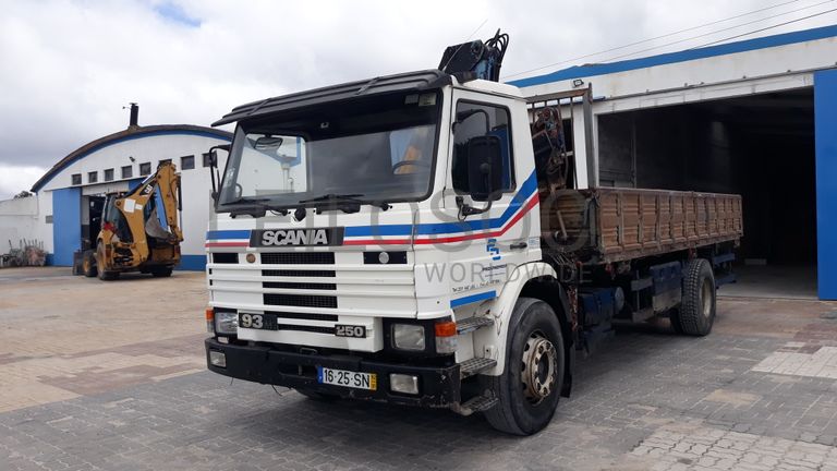 Scania 93M com báscula e grua
