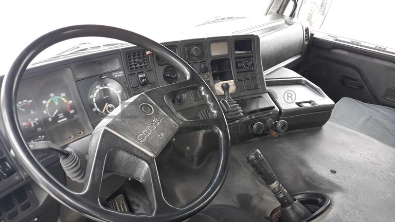 Scania 93M com báscula e grua