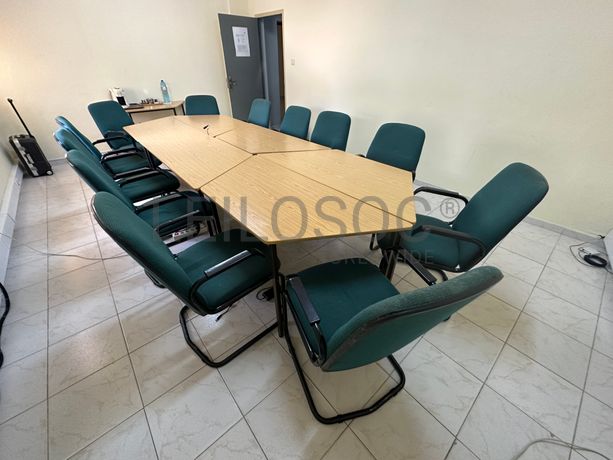 Mesa de escritório e 12 cadeiras