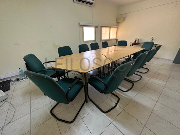 Mesa de escritório e 12 cadeiras