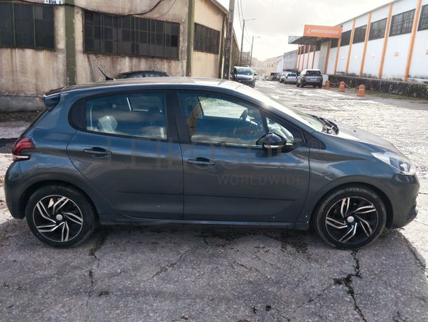 Peugeot 208 1.6 BlueHDI · Ano 2016