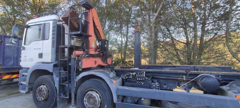 MAN 35.360 8/4 c/ Grua