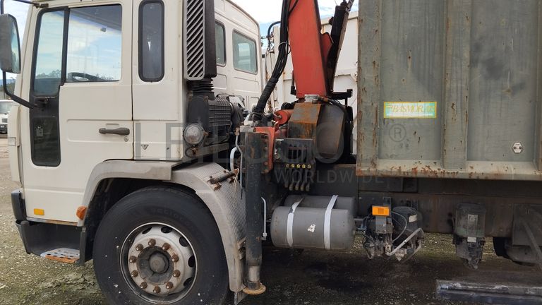 Volvo FL250 com grua · Ano 2002
