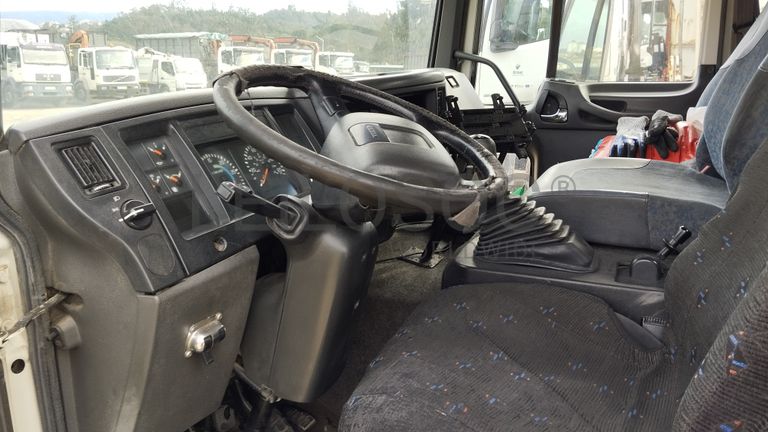 Volvo FL250 com grua · Ano 2002