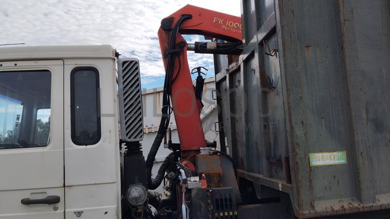 Volvo FL250 com grua · Ano 2002