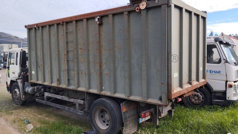 Volvo FL250 com grua · Ano 2002