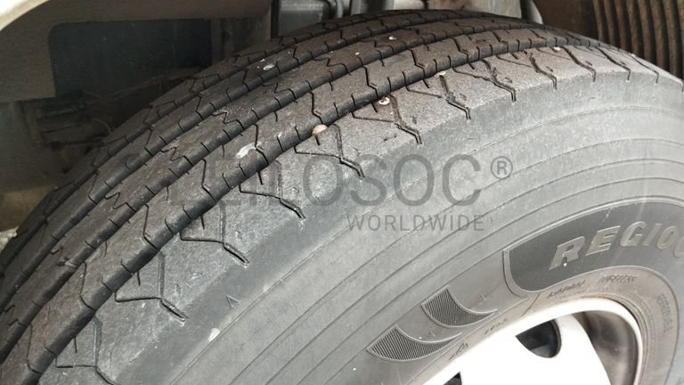 Volvo FL250 com grua · Ano 2002