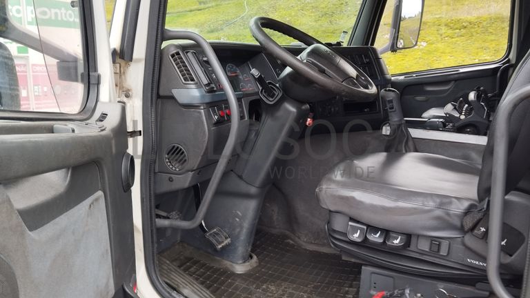 Volvo FM340 com grua