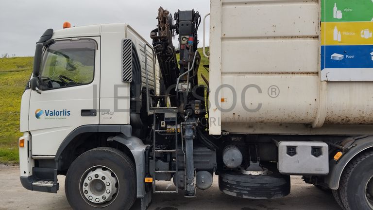 Volvo FM340 com grua