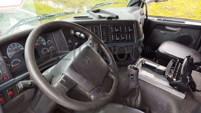 Volvo FM340 com grua