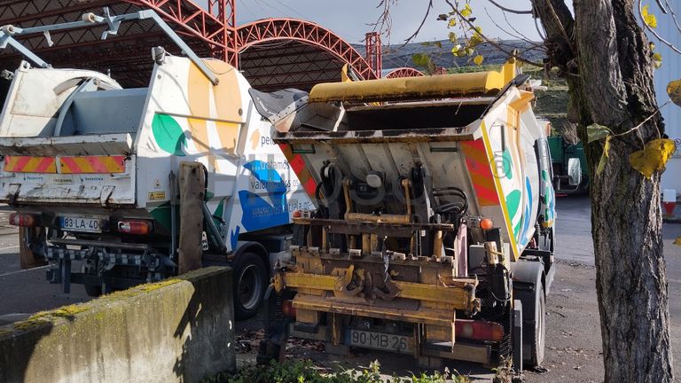 Mitsubishi FUSO 7C15 com Caixa Compactadora · Ano 2012