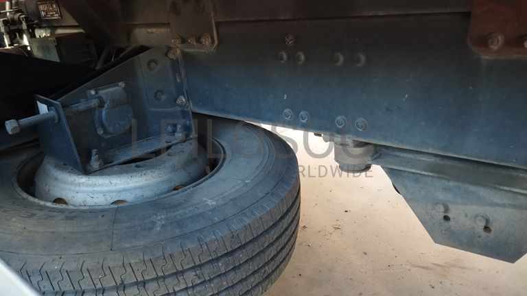 MAN LE18.280 com caixa e grua · Ano 2004