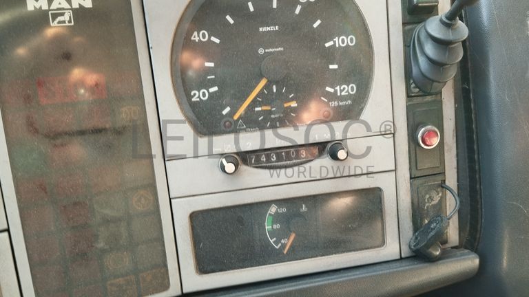 MAN LE18.280 com caixa e grua · Ano 2004