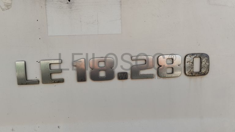 MAN LE18.280 com caixa e grua · Ano 2004