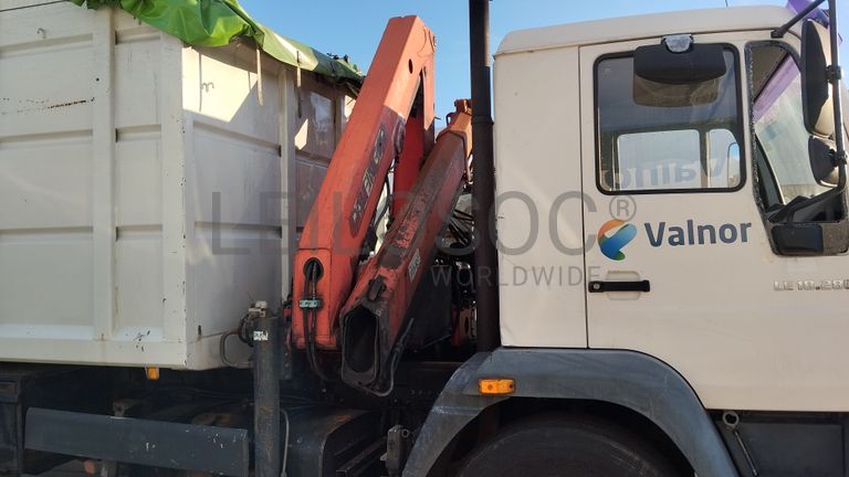 MAN LE18.280 com caixa e grua · Ano 2004