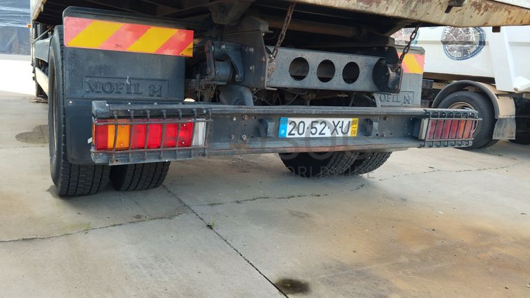 MAN LE18.280 com caixa e grua · Ano 2004