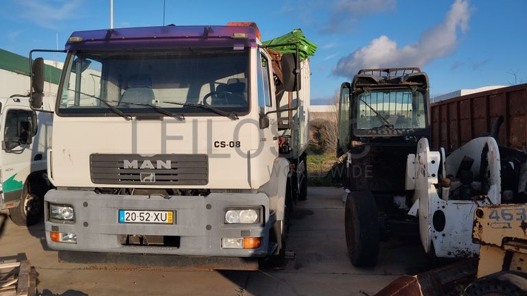 MAN LE18.280 com caixa e grua · Ano 2004