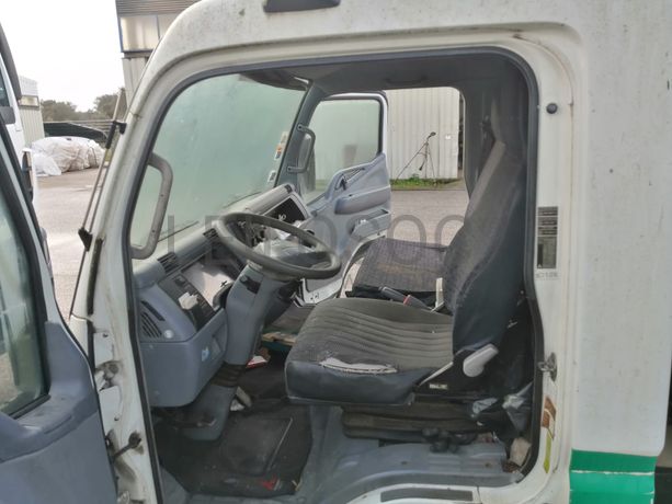 Mitsubishi Canter com caixa e grua · Ano 2006