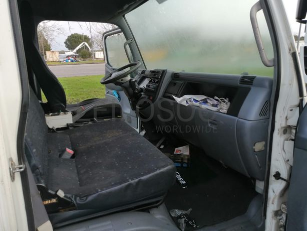 Mitsubishi Canter com caixa e grua · Ano 2006