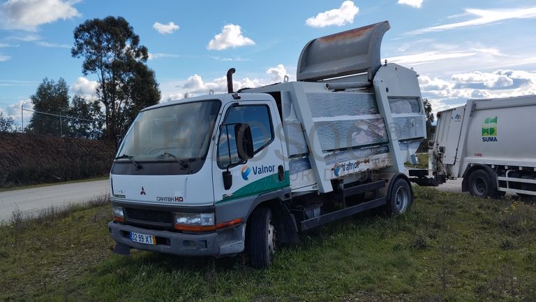 Mitsubishi Canter com caixa compactadora · Ano 2004