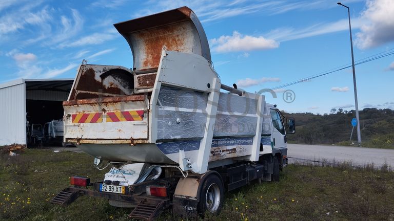 Mitsubishi Canter com caixa compactadora · Ano 2004