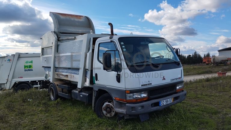 Mitsubishi Canter com caixa compactadora · Ano 2004