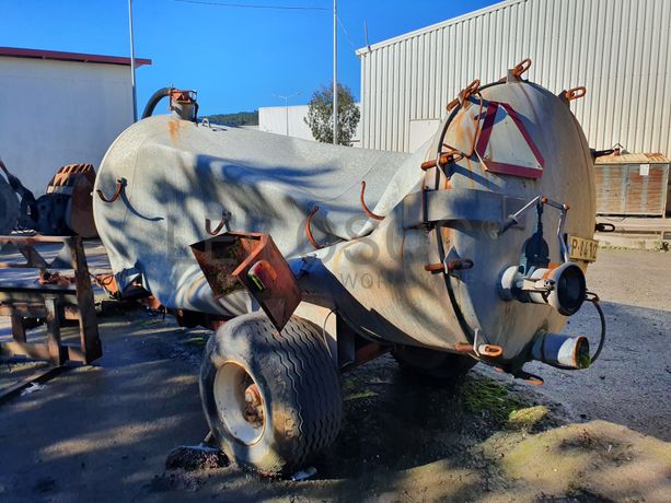 Atrelado com Cisterna