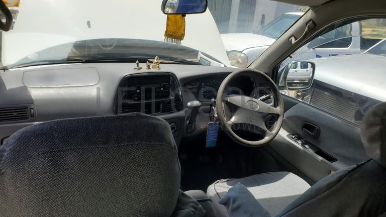 Toyota Noah · Ano 2001