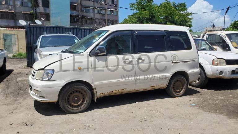 Toyota Noah · Ano 2001