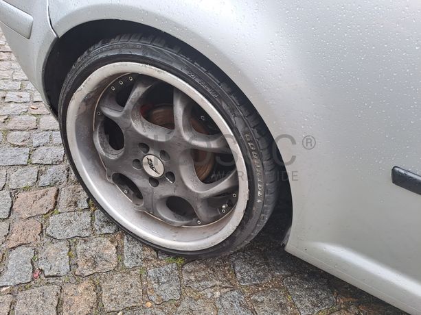 Volkswagen Golf 1.9 TDI · Ano 2003