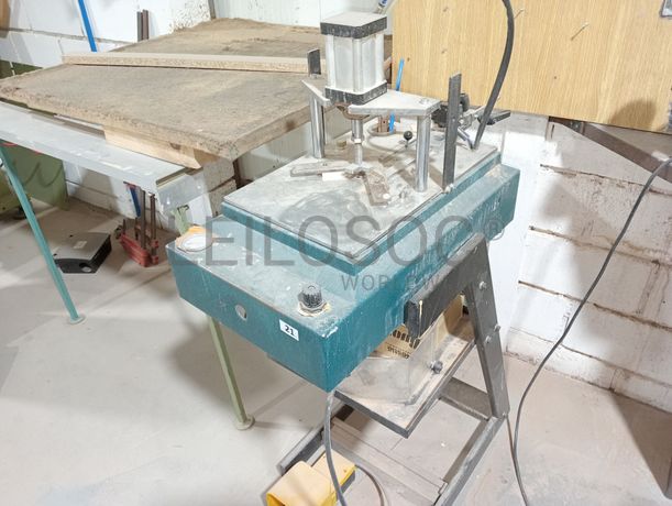 Máquina de cravar cantos