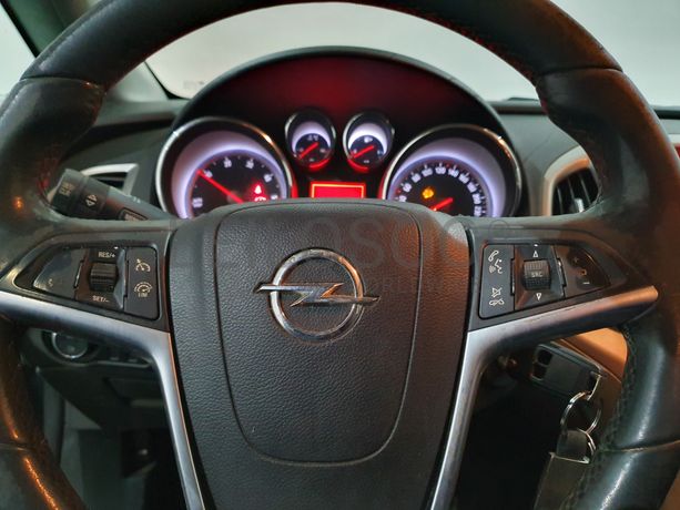 Opel Astra · Ano 2012