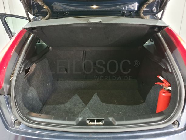 Volvo V40 D4 R Design · Ano 2014