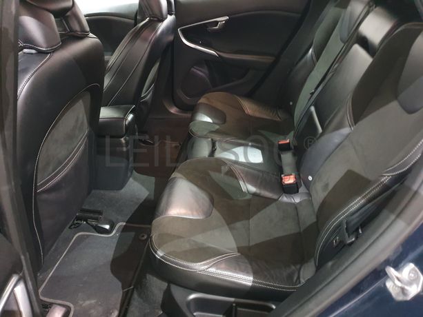 Volvo V40 D4 R Design · Ano 2014