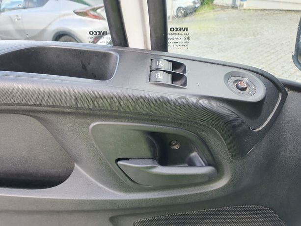 Iveco Daily 35-150 com Plataforma Elevatória Dhollandia · Ano 2015