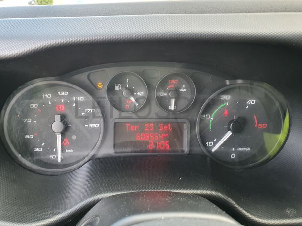 Iveco Daily 35-150 com Plataforma Elevatória Dhollandia · Ano 2015