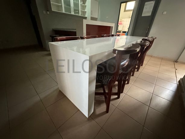 Mesa com um conjunto de 8 cadeiras