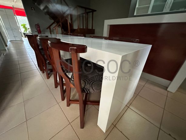 Mesa com um conjunto de 8 cadeiras