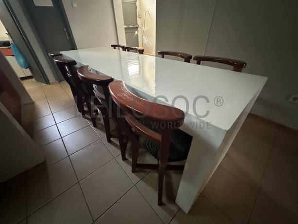 Mesa com um conjunto de 8 cadeiras