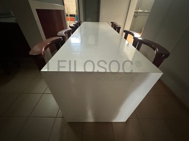 Mesa com um conjunto de 8 cadeiras