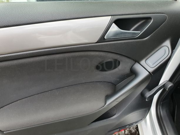 Volkswagen Golf 1.6 TDI · Ano 2011