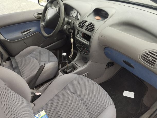 Peugeot 206 · Ano 2002