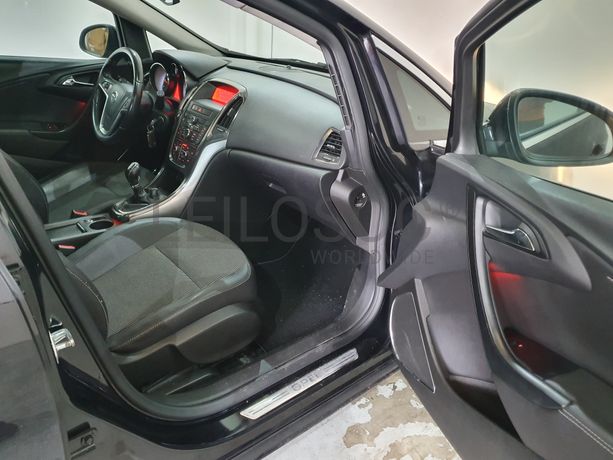 Opel Astra · Ano 2011