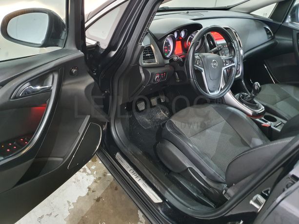 Opel Astra · Ano 2011